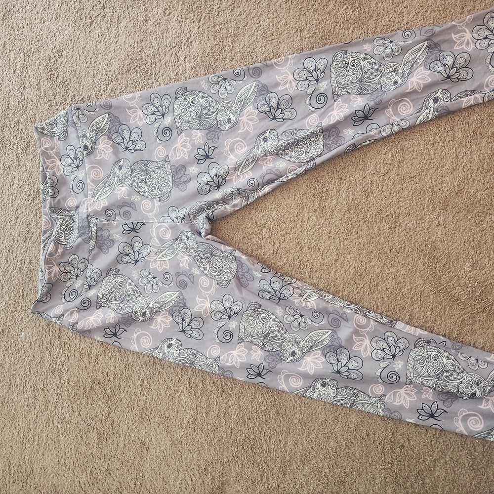 Gray Leggings with Snakeskin Pattern and Stretchy Fit